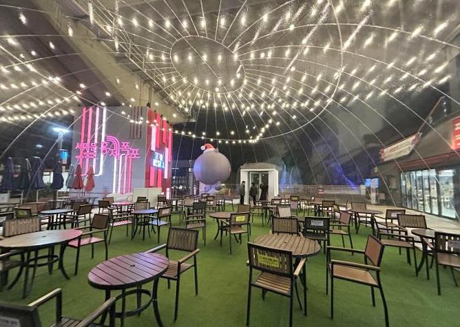 ▲서대문구가 카페폭포 수변테라스에 설치한 ‘초대형 반구형 투명 에어돔’ 내부 모습 (서대문구청)