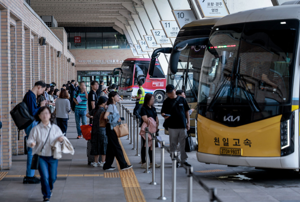 ▲2일 서울 서초구 서울고속버스터미널에서 시민들이 버스를 타기 위해 기다리고 있다. 2025.10.02 (뉴시스)
