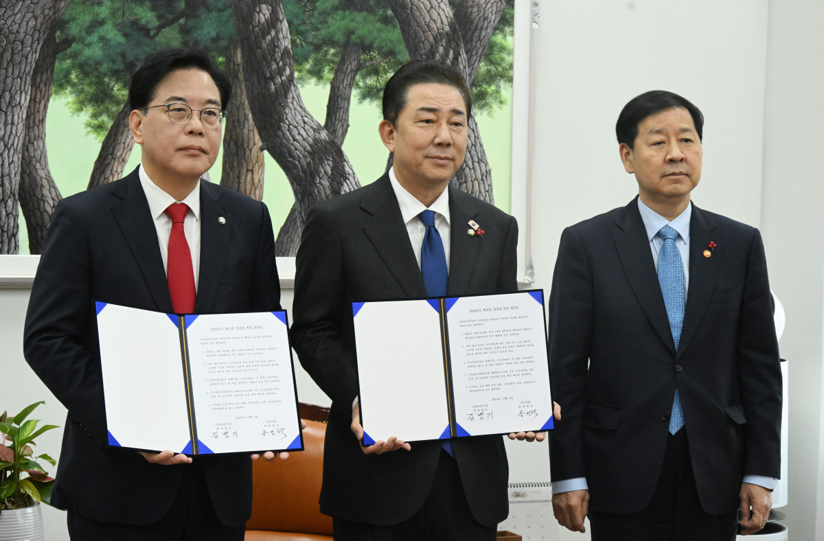 ▲송언석 국민의힘 원내대표(왼쪽부터), 김병기 더불어민주당 원내대표, 구윤철 부총리 겸 기획재정부 장관이 2일 서울 여의도 국회에서 2026년도 예산안 처리를 위한 합의문에 서명을 마치고 기념촬영을 하고 있다.(공동취재) 2025.12.02.  (뉴시스)