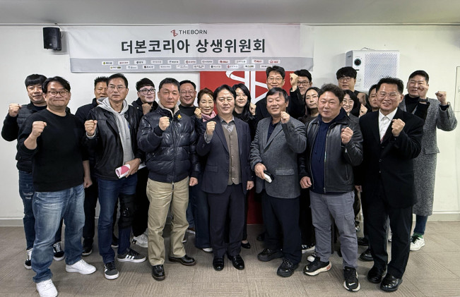 ▲1일 서울 서초구에 위치한 더본코리아 별관 창업설명회장에서 제4차 ‘더본코리아 상생위원회’ 정례회의를 마치고 기념촬영을 하고 있다. (사진제공=더본코리아)