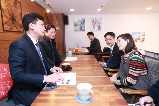 ▲이병권 중소벤처기업부 제2차관이 지난달 27일 대전 유성구 소재 커피 전문점을 방문해 소상공인 금융정책에 대한 현장 의견을 듣고 있다. (사진제공=중소벤처기업부)