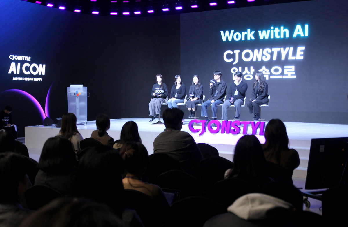 ▲CJ온스타일 임직원과 글로벌 인공지능(AI) 리더들이 1일 서울 서초구 방배동 CJ ENM 커머스부문 사옥에서 열린 사내 AI 컨퍼런스 'AI CON'에 참여하고 있다. (사진제공=CJ온스타일)
