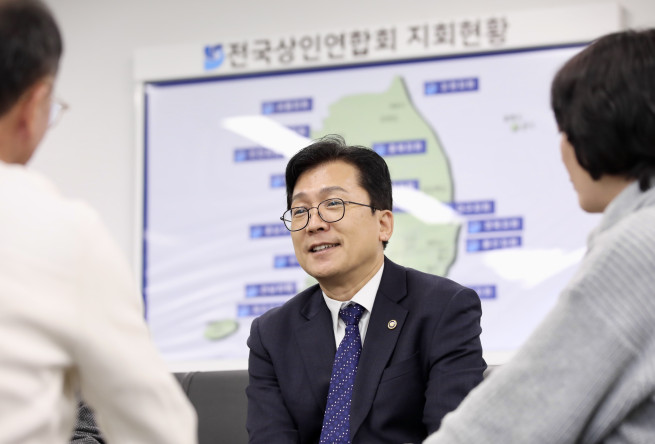 ▲이병권 중소벤처기업부 제2차관이 지난달 18일 경기 수원 전국상인연합회를 방문해 관계자들과 전통시장 및 상점가 관련 정책 현안에 대해 논의하고 있다. (사진제공=중소벤처기업부)