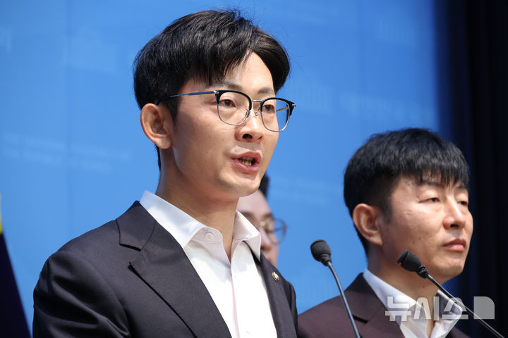 ▲박충권 국민의힘 의원이 22일 서울 여의도 국회 소통관에서 열린 탈북민 명칭 변경 반대 기자회견에서 발언을 하고 있다. 2025.09.22.  (뉴시스)