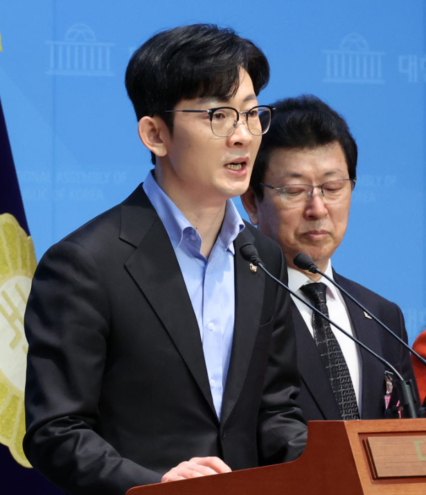 ▲박충권(왼쪽부터) 국민의힘 의원과 허광일 북한인권단체총연합 등 탈북민단체연합 대표들이 13일 오전 서울 여의도 국회 소통관에서 기자회견을 열고 윤석열 대통령 탄핵 무효를 주장하며 시국선언을 하고 있다. 2025.03.13. (뉴시스)