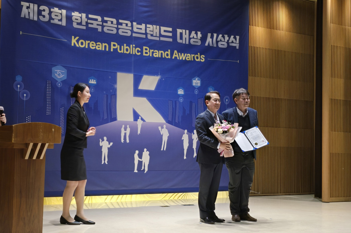 ▲신대현 서울 아리수 본부부본부장(가장 오른쪽)이 제3회 한국공공브랜드대상에서 종합대상을 수상한 후 기념촬영을 하고있다.  (서울시)