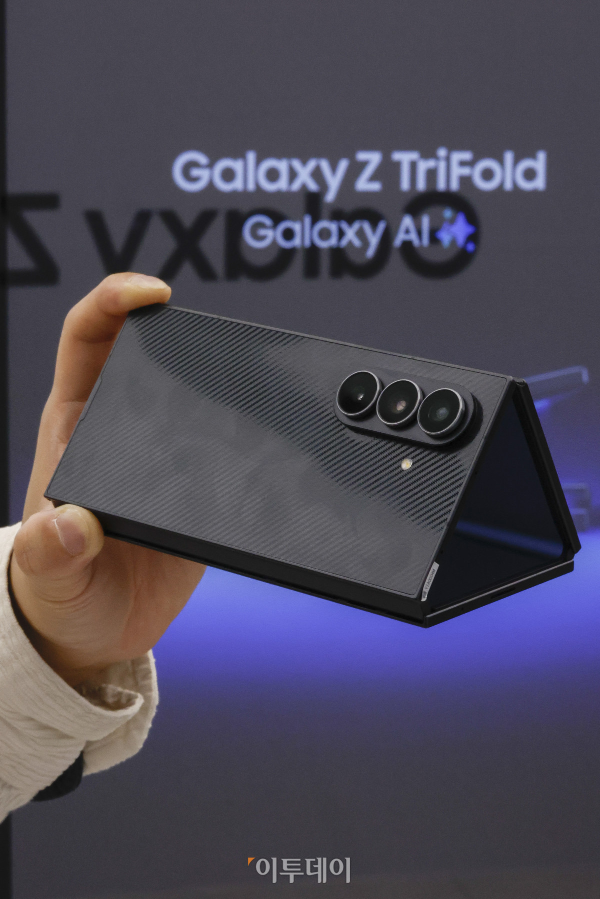 ▲2일 서울 서초구 삼성 강남에서 방문객들이 삼성전자의 신제품 '갤럭시 Z 트라이폴드'를 살펴보고 있다. 삼성전자가 이날 공개한 자사 최초 2번 접는 스마트폰인 갤럭시 Z 트라이폴드는 펼쳤을 때는 태블릿, 접었을 때는 일반 바형과 똑같은 수준의 화면을 구현했고 접었을 때 두께 또한 12.9mm로 일반 폴더블폰에 준하는 수준이다. 가격은 약 359만원으로 책정됐고, 12일 국내 출시를 시작으로 이후 중국, 대만, 싱가포르, 아랍에미리트(UAE), 미국 등 글로벌 시장에 순차적으로 출시할 예정이다. 조현호 기자 hyunho@