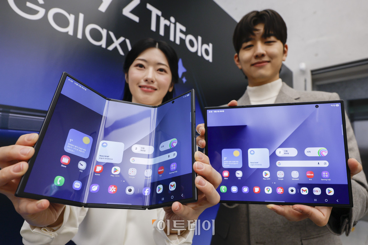 ▲삼성전자가 자사 최초의 2번 접는 스마트폰인 갤럭시 Z 트라이폴드를 공개한 2일 서울 서초구 삼성 강남에서 모델들이 갤럭시 Z 트라이폴드를 선보이고 있다. 갤럭시 Z 트라이폴드는 펼쳤을 때는 태블릿, 접었을 때는 일반 바형과 똑같은 수준의 화면을 구현했고 접었을 때 두께 또한 12.9mm로 일반 폴더블폰에 준하는 수준이다. 가격은 약 359만원으로 책정됐고, 12일 국내 출시를 시작으로 이후 중국, 대만, 싱가포르, 아랍에미리트(UAE), 미국 등 글로벌 시장에 순차적으로 출시할 예정이다. 조현호 기자 hyunho@