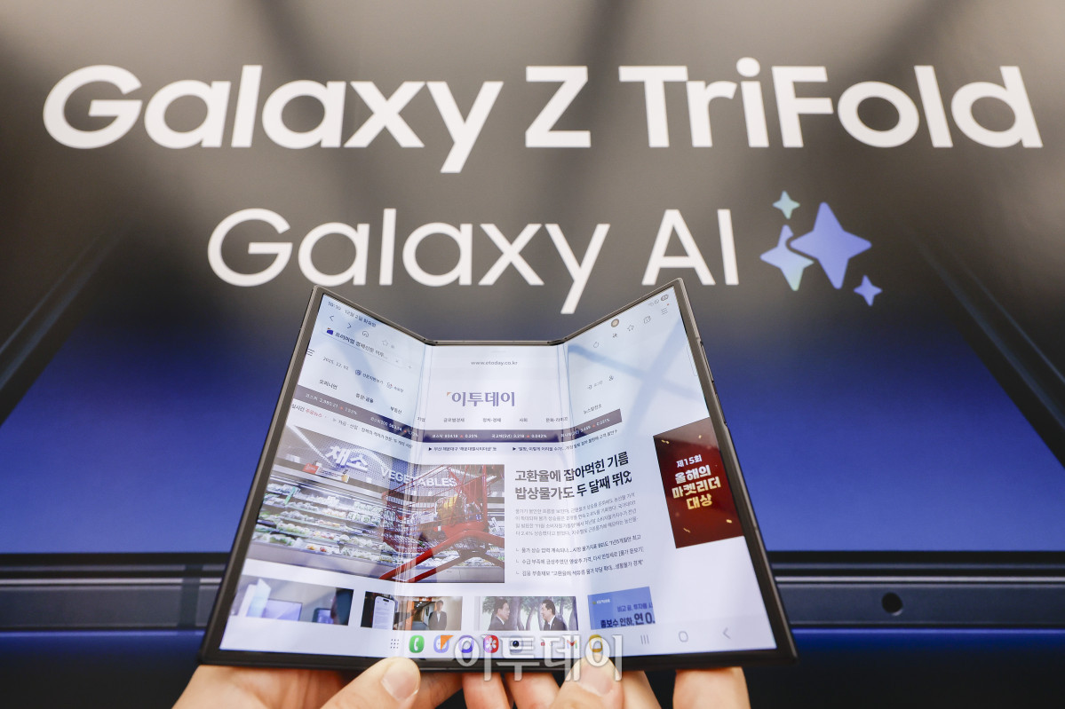 ▲2일 서울 서초구 삼성 강남에서 방문객들이 삼성전자의 신제품 '갤럭시 Z 트라이폴드'를 살펴보고 있다. 삼성전자가 이날 공개한 자사 최초 2번 접는 스마트폰인 갤럭시 Z 트라이폴드는 펼쳤을 때는 태블릿, 접었을 때는 일반 바형과 똑같은 수준의 화면을 구현했고 접었을 때 두께 또한 12.9mm로 일반 폴더블폰에 준하는 수준이다. 가격은 약 359만원으로 책정됐고, 12일 국내 출시를 시작으로 이후 중국, 대만, 싱가포르, 아랍에미리트(UAE), 미국 등 글로벌 시장에 순차적으로 출시할 예정이다. 조현호 기자 hyunho@