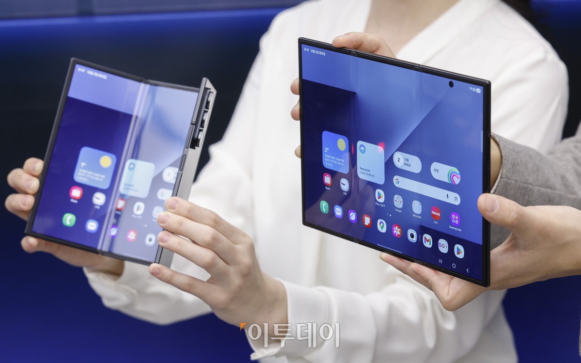 ▲삼성전자가 자사 최초의 2번 접는 스마트폰인 갤럭시 Z 트라이폴드를 공개한 2일 서울 서초구 삼성 강남에서 모델들이 갤럭시 Z 트라이폴드를 선보이고 있다. 조현호 기자 hyunho@