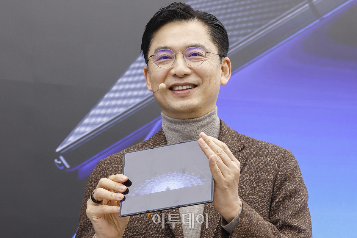 ▲ 임성택 삼성전자 한국총괄 부사장이 2일 서울 서초구 삼성 강남에서 열린 갤럭시 Z 트라이폴드 미디어데이에서 갤럭시 Z 트라이폴드를 소개하고 있다. 삼성전자가 이날 공개한 자사 최초 2번 접는 스마트폰인 갤럭시 Z 트라이폴드는 펼쳤을 때는 태블릿, 접었을 때는 일반 바형과 똑같은 수준의 화면을 구현했고 접었을 때 두께 또한 12.9mm로 일반 폴더블폰에 준하는 수준이다. 가격은 약 359만원으로 책정됐고, 12일 국내 출시를 시작으로 이후 중국, 대만, 싱가포르, 아랍에미리트(UAE), 미국 등 글로벌 시장에 순차적으로 출시할 예정이다. 조현호 기자 hyunho@