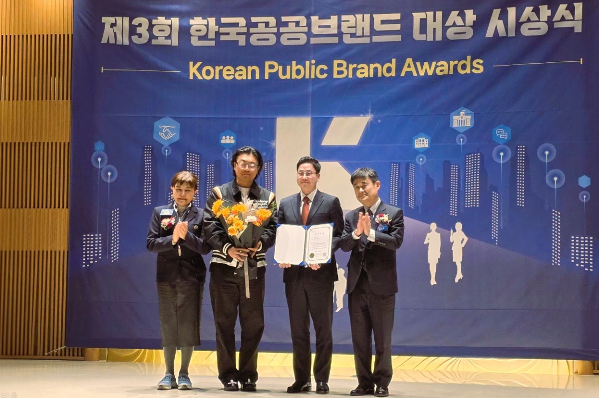 ▲한국 공공브랜드대상 시상식에서 HL D&I한라 설재근 홍보팀장(우측에서 두 번째)이 슬로건 부문 최우수상을 받고 기념 촬영을 하고 있다. (사진제공=HL D&I한라)