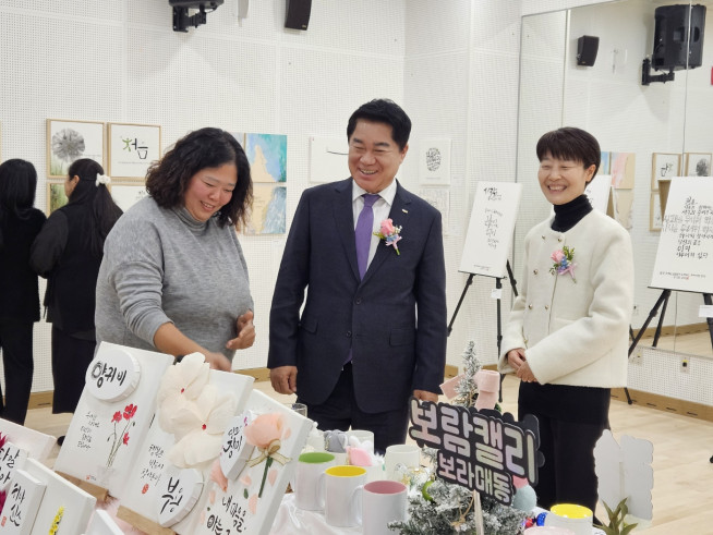 ▲박준희(가운데) 관악구청장이 '관악더행복마루'에 마련된 전시품을 둘러보고 있다.  (사진=정용욱 기자 dragon@)