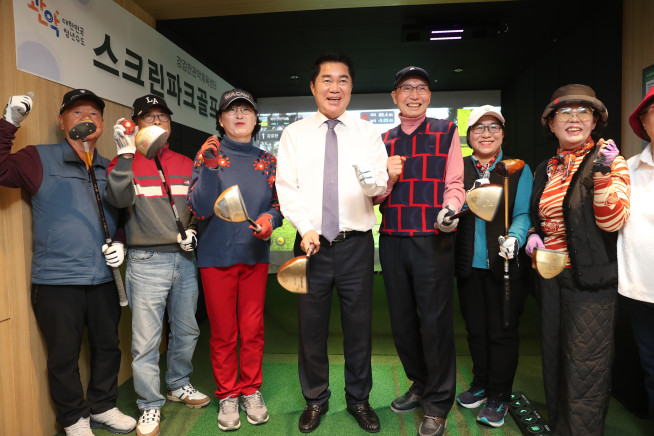 ▲박준희(가운데) 관악구청장이 관악더행복마루 개관식에서 구민과 기념촬영을 하고 있다.  (사진제공=관악구)