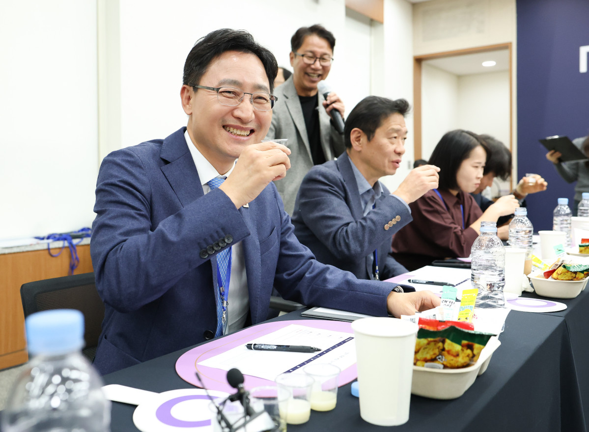 ▲임광현 국세청장이 지난해 11월 14일 '2025 K-SUUL AWARD'의 1차 심사를 통과한 중소기업의 40개 주류 중 우수 제품 12개를 선정하기 위해 최종 심사를 진행하고 있다. (사진제공=국세청)