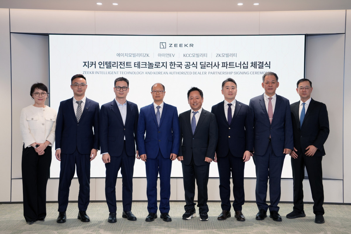 ▲지커(Zeekr)가 한국 시장 내 차량 판매 및 서비스를 담당할 파트너사와 딜러 계약을 체결했다. (왼쪽부터) 지커 코리아 대표 임현기, 지커 동아시아 총괄 제프 차오(Jeff Cao), 지커 부사장 천 위(Chen Yu), 지리자동차 인터내셔널 CEO 알렉스 난(Alex Nan), 에이치모빌리티ZK 대표 황호진, 아이언EV 대표 김민규, KCC모빌리티 대표 이상현, ZK모빌리티 대표 장인우. (사진=지커 코리아)