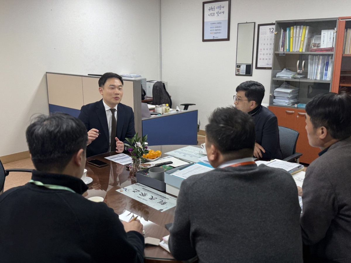 ▲이호동 경기도의원이 수원시청에서 영통소각장 이전 추진 현황을 점검하며 절차 투명화와 보상대책 마련을 요청하고 있다. (경기도의회)