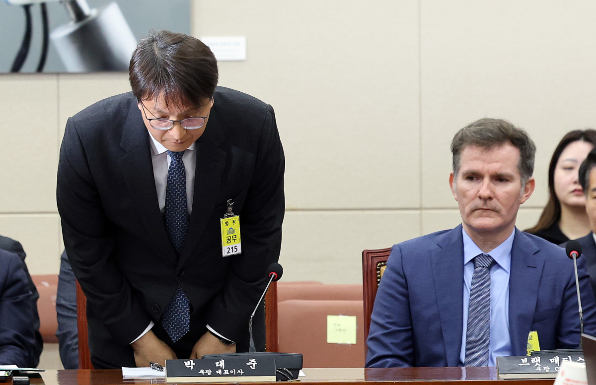 ▲박대준 쿠팡 대표가 2일 서울 여의도 국회에서 열린 과학기술정보방송통신위원회 전체회의에 출석해 고개 숙여 인사를 하고 있다. 2025.12.2 (연합뉴스)