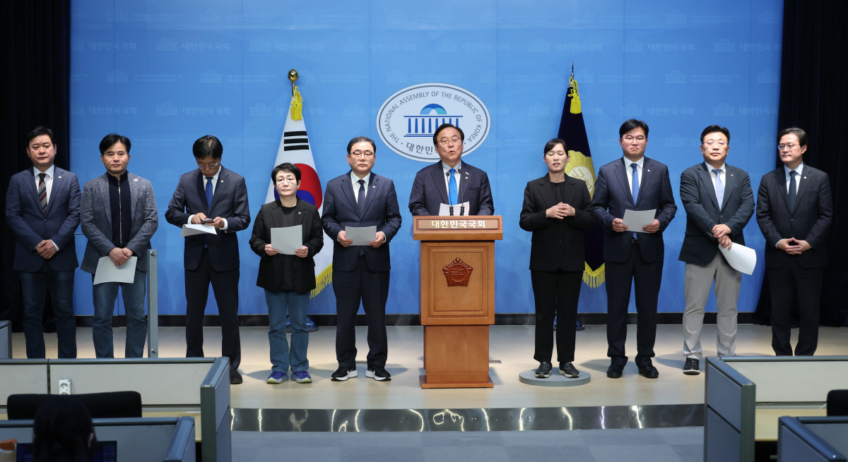 ▲아재강 등 더불어민주당 초선의원 모임 '더민초' 소속 의원들이 4월 9일 서울 여의도 국회 소통관에서 한덕수 권한대행 등 탄핵촉구 관련 기자회견을 하고 있다. (사진=뉴시스)