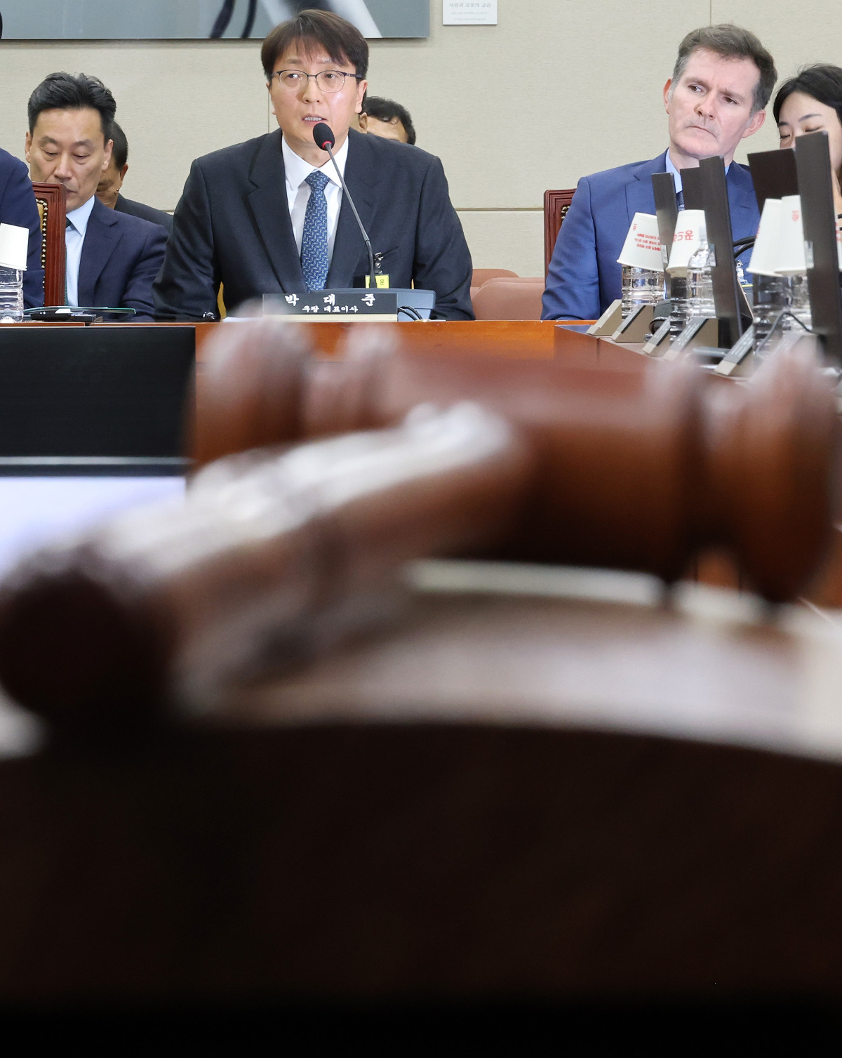 ▲<YONHAP PHOTO-4070> 국박대준 쿠팡 대표이사와 브랫 매티스 쿠팡 최고 정보 보호 책임자(CISO)가 2일 서울 여의도 국회에서 열린 과학기술정보방송통신위원회의 쿠팡 개인정보 유출 사고 관련 현안질의에 출석해 의원들 질의에 답하고 있다.  (사진=연합뉴스)