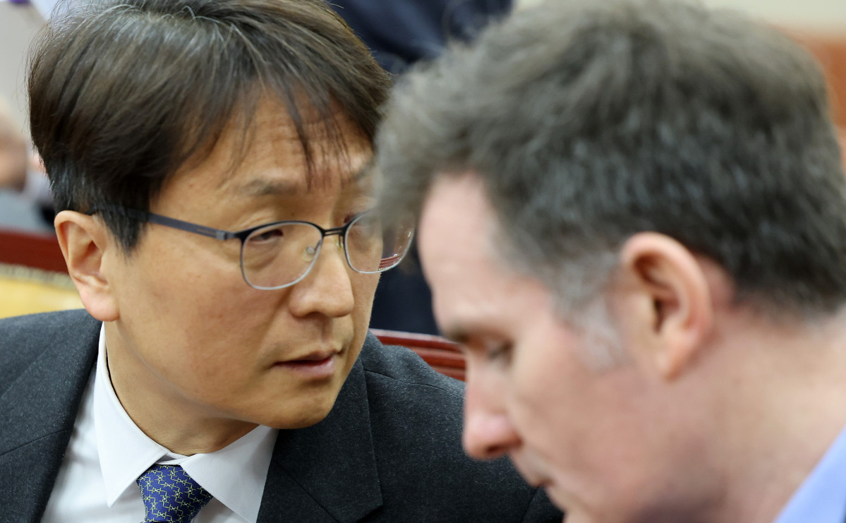 ▲박대준 쿠팡 대표이사와 브랫 매티스 쿠팡 최고 정보 보호 책임자(CISO)가 2일 서울 여의도 국회에서 열린 과학기술정보방송통신위원회의 쿠팡 개인정보 유출 사고 관련 현안질의에 출석해 대화를 나누고 있다.  (사진=연합뉴스)