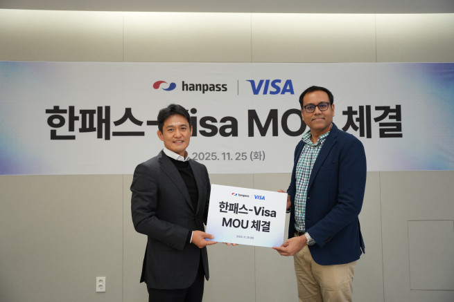 ▲ 한패스가 글로벌 결제기업 비자와 전략적 MOU를 체결했다고 2일 밝혔다. <왼쪽부터 김경훈 한패스 대표, 스와프닐 마스데 비자다이렉트 아태지역 총괄> (사진제공 = 한패스)