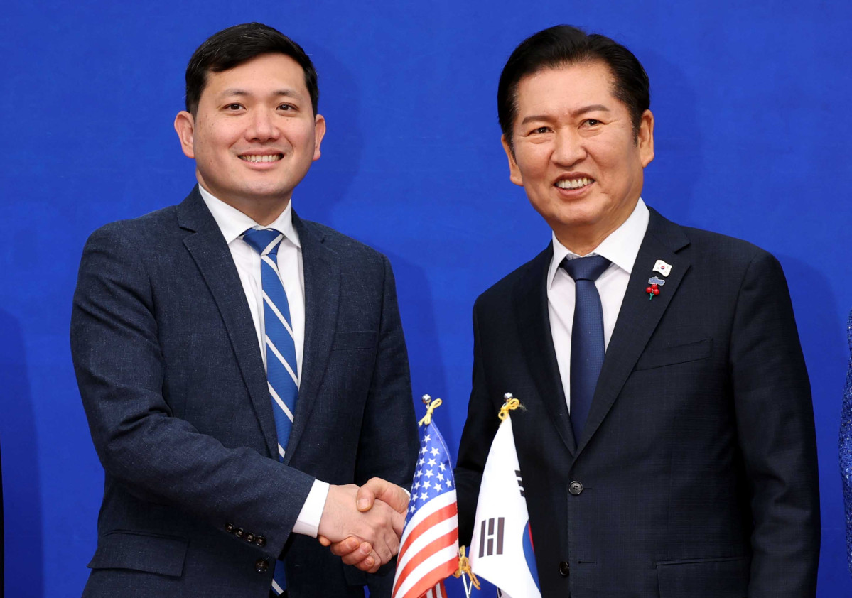 ▲정청래 더불어민주당 대표가 2일 오전 서울 여의도 국회에서 케빈 김 주한미국대사대리를 접견하며 악수를 하고 있다. (사진=뉴시스)