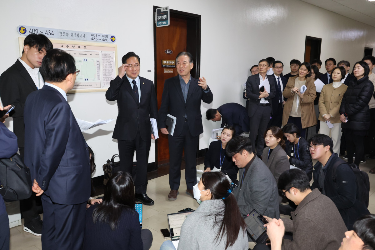 ▲국회 기획재정위원회 더불어민주당 간사인 정태호 의원과 국민의힘 간사인 박수영 의원(왼쪽)이 28일 국회 기획재정위원회 앞에서 배당소득 분리과세 관련 합의 등 '소소위' 진행상황 관련 취재진 질문에 답하고 있다. (연합뉴스)