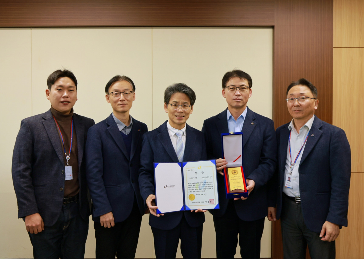 ▲한국가스안전공사는 지난달 27일 '2025 CSR 필름 페스티벌 어워드'에서 지속성장부문대상(동반성장위원회위원장상)을 수상했다. (사진제공=한국가스안전공사)