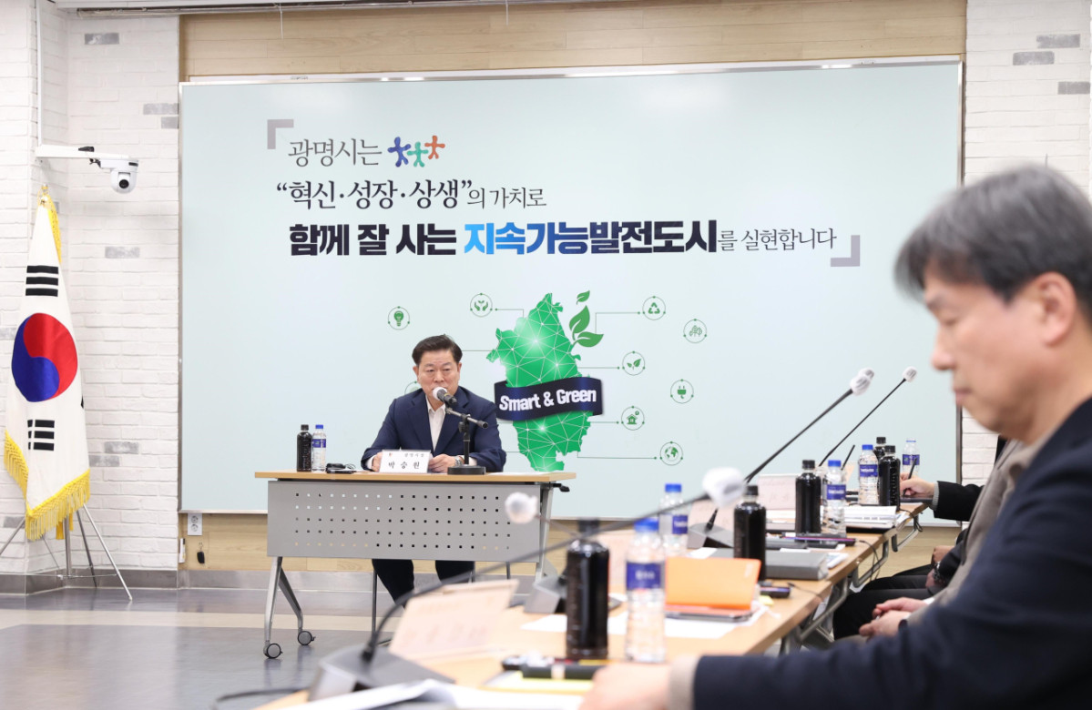 ▲박승원 광명시장이 구름산지구 도시개발사업 현안 보고를 받으며 임대주택용지(A1블록) 인수 지연에 따른 주거불안·사업 차질 우려를 설명하고, 정부와 LH의 신속한 결단을 촉구하고 있다. (광명시)