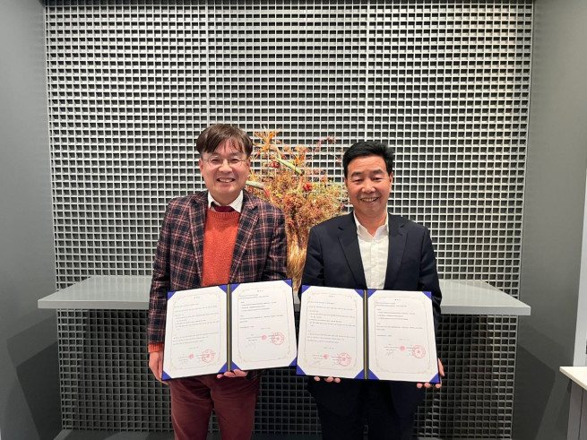 ▲박성규 나노실리칸첨단소재 사장(왼쪽)과 중국 파트너사 현지 총경리가 실리콘 슬러지 구매 의향서(LOI)를 체결한 뒤 기념 촬영을 하고 있다. (사진제공 = 나노실리칸첨단소재 )