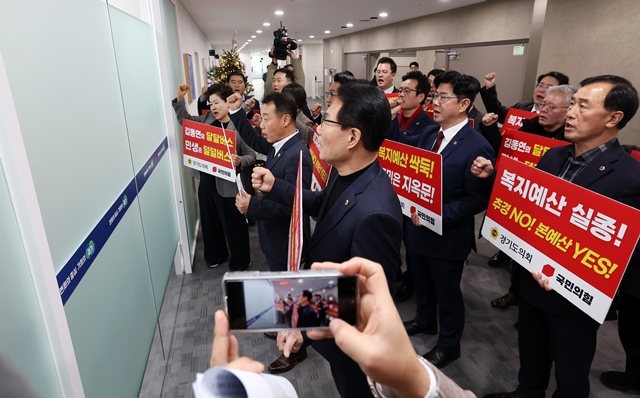 ▲경기도의회 국민의힘 의원 등이 1일 김동연 경기도지사 집무실을 항의 방문하고 있다. (경기도의회)