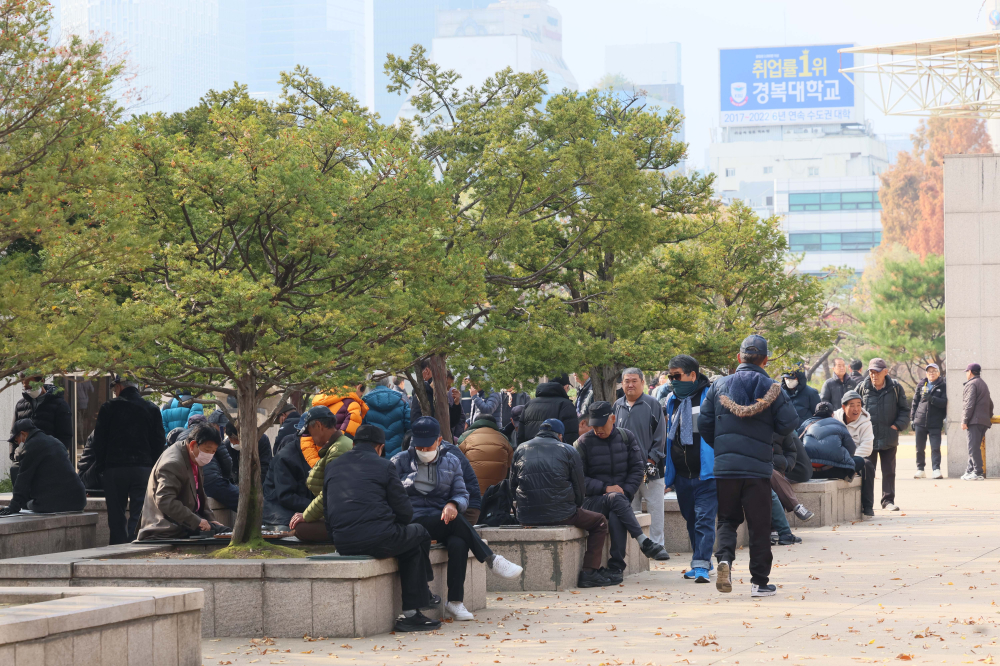 ▲다소 쌀쌀한 바람이 불던 어느 늦가을, 서울 종묘광장공원에 모인 어르신들이 바둑과 장기를 두고 있다. (신태현 기자 holjjak@)