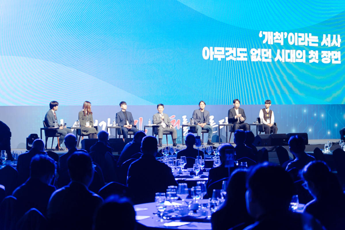 ▲2일 ‘대한민국 벤처 30주년 기념식’의 ‘세대를 잇는 도전’ 토크쇼에 참석한 1~4세대 창업가들의 모습. (왼쪽부터) 김하연 나눔비타민 대표, 강석후 에이블리 대표, 조현정 비트컴퓨터 회장, 백준호 퓨리오사 AI 대표, 이세영 뤼튼테크놀로지스 대표, 장남우 예비창업자. (사진제공=벤처기업협회)