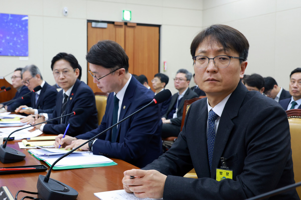 ▲박대준 쿠팡 대표이사가 2일 서울 여의도 국회에서 열린 과학기술정보방송통신위원회의 쿠팡 개인정보 유출 사고 관련 현안질의에서 고개를 돌려 생각에 잠겨 있다. (뉴시스)