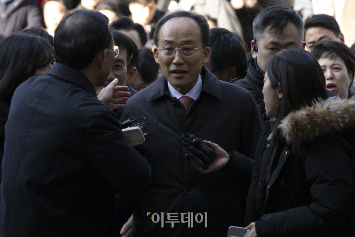 ▲국회의 12·3 비상계엄 해제 표결 방해 혐의를 받는 추경호 국민의힘 전 원내대표가 2일 서울 서초구 서울중앙지방법원에서 열린 구속 전 피의자심문(영장실질심사)에 출석하고 있다. 조현호 기자 hyunho@