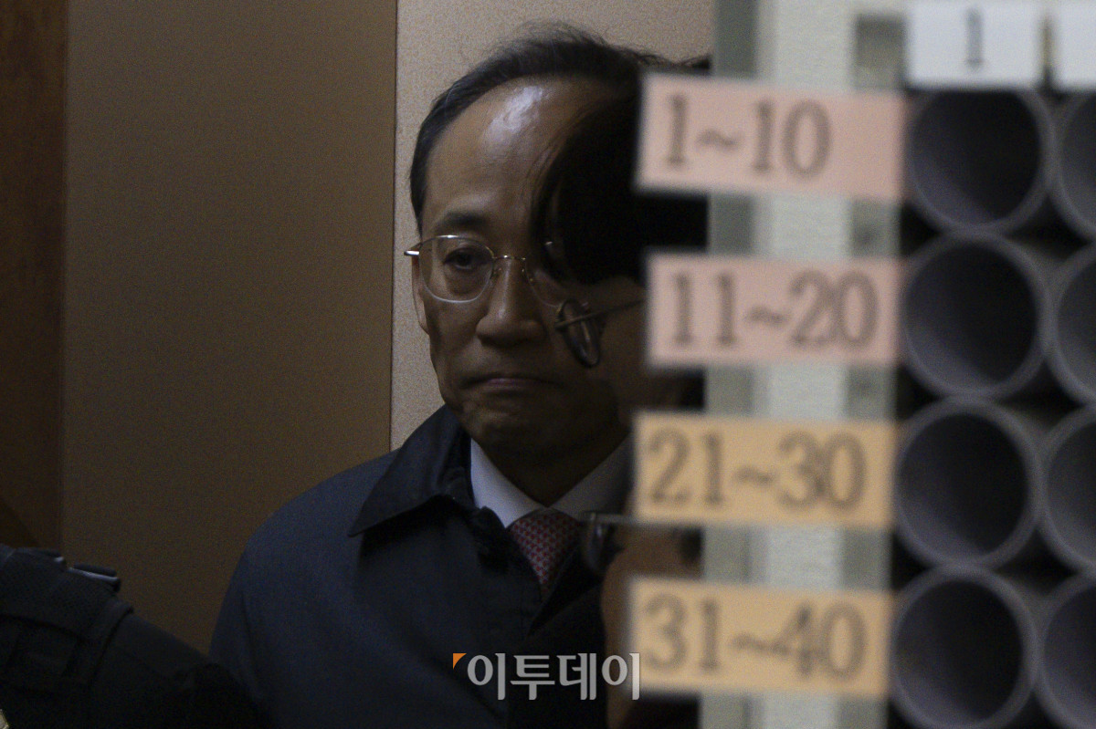 ▲국회의 12·3 비상계엄 해제 표결 방해 혐의를 받는 추경호 국민의힘 전 원내대표가 2일 서울 서초구 서울중앙지방법원에서 열린 구속 전 피의자심문(영장실질심사)에 출석하고 있다. 조현호 기자 hyunho@