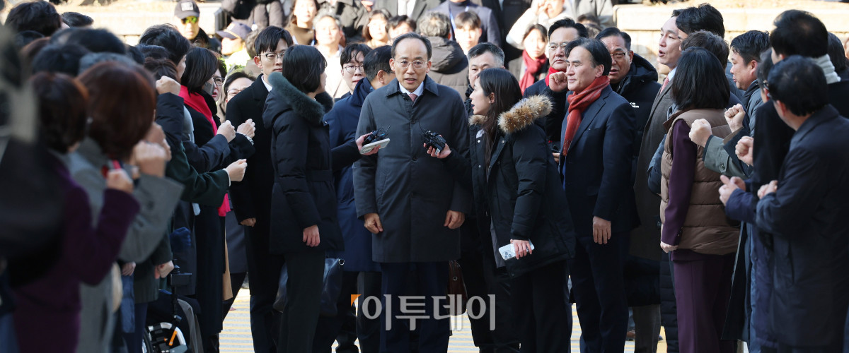 ▲국회의 12·3 비상계엄 해제 표결 방해 혐의를 받는 추경호 국민의힘 전 원내대표가 2일 서울 서초구 서울중앙지방법원에서 열린 구속 전 피의자심문(영장실질심사)에 출석하고 있다. 조현호 기자 hyunho@