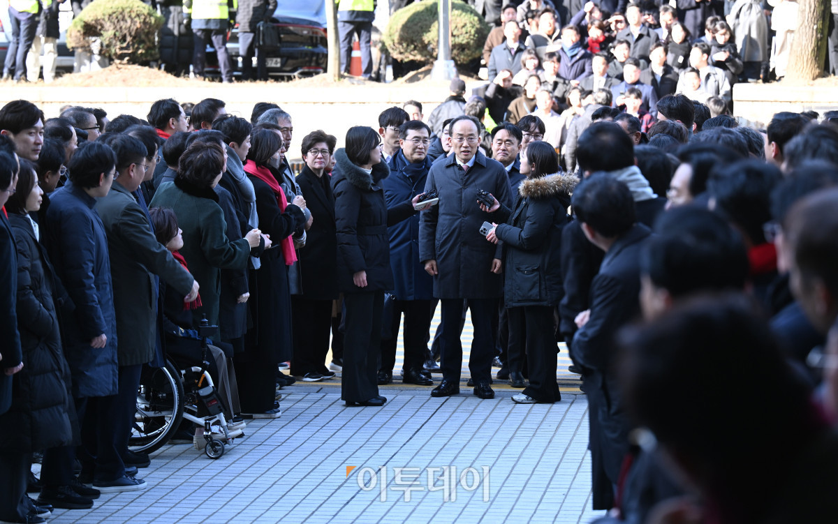▲국회의 12·3 비상계엄 해제 표결 방해 혐의를 받는 추경호 국민의힘 전 원내대표가 2일 서울 서초구 서울중앙지방법원에서 열린 구속 전 피의자심문(영장실질심사)에 출석하고 있다. 조현호 기자 hyunho@