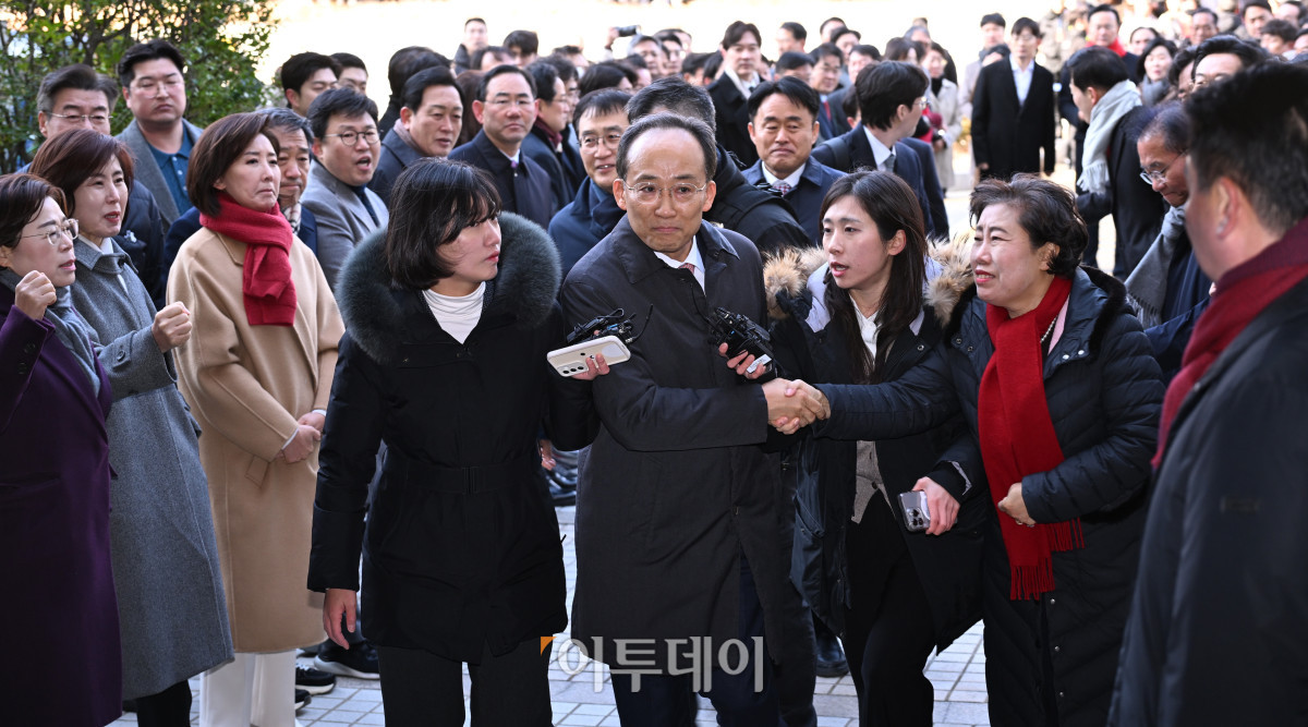 ▲국회의 12·3 비상계엄 해제 표결 방해 혐의를 받는 추경호 국민의힘 전 원내대표가 2일 서울 서초구 서울중앙지방법원에서 열린 구속 전 피의자심문(영장실질심사)에 국민의힘 의원들의 응원을 받으며 출석하고 있다. 조현호 기자 hyunho@