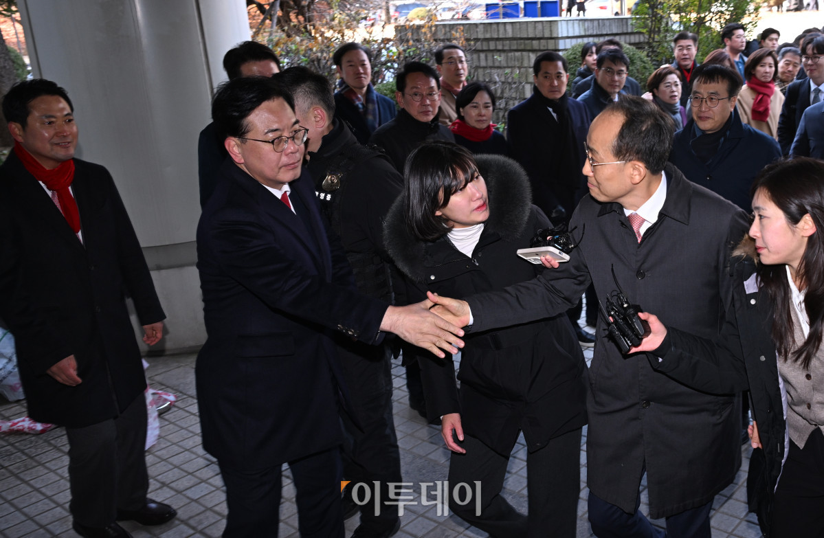 ▲국회의 12·3 비상계엄 해제 표결 방해 혐의를 받는 추경호 국민의힘 전 원내대표가 2일 서울 서초구 서울중앙지방법원에서 열린 구속 전 피의자 심문(영장실질심사)에 출석하며 송언석 국민의힘 원내대표의 응원을 받고 있다. 조현호 기자 hyunho@