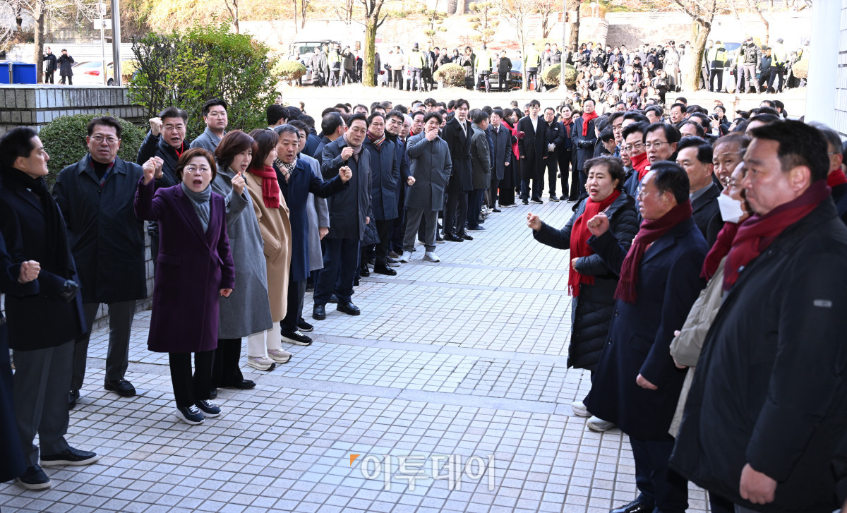 ▲국회의 12·3 비상계엄 해제 표결 방해 혐의를 받는 추경호 국민의힘 의원이 2일 서울 서초구 서울중앙지방법원에서 열린 구속 전 피의자 심문(영장실질심사)에 출석하는 가운데, 국민의힘 의원들이 추 의원을 응원하고 있다. 조현호 기자 hyunho@