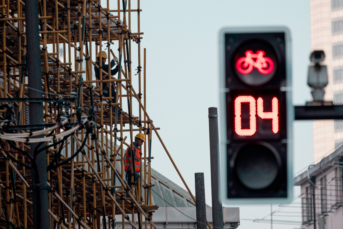 ▲11월 30일 중국 상하이 건물 외관에서 노동자들이 작업을 하고 있다. 상하이/EPA연합뉴스