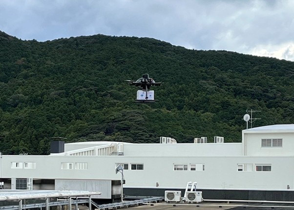 ▲나가사키현 가미고토병원 옥상에 의약품을 실은 드론이 착륙하고 있다.(메디팔홀딩스 제공)