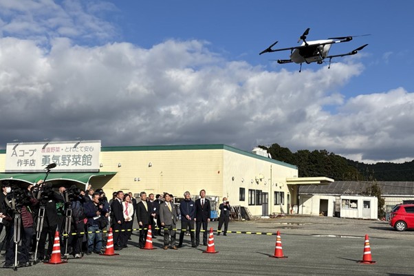 ▲아이치현 신시로시 지역 농협 주차장에서 물류 전용 드론 ‘에어트럭(AirTruck)’이 이륙하는 모습.(에어로넥스트 제공)