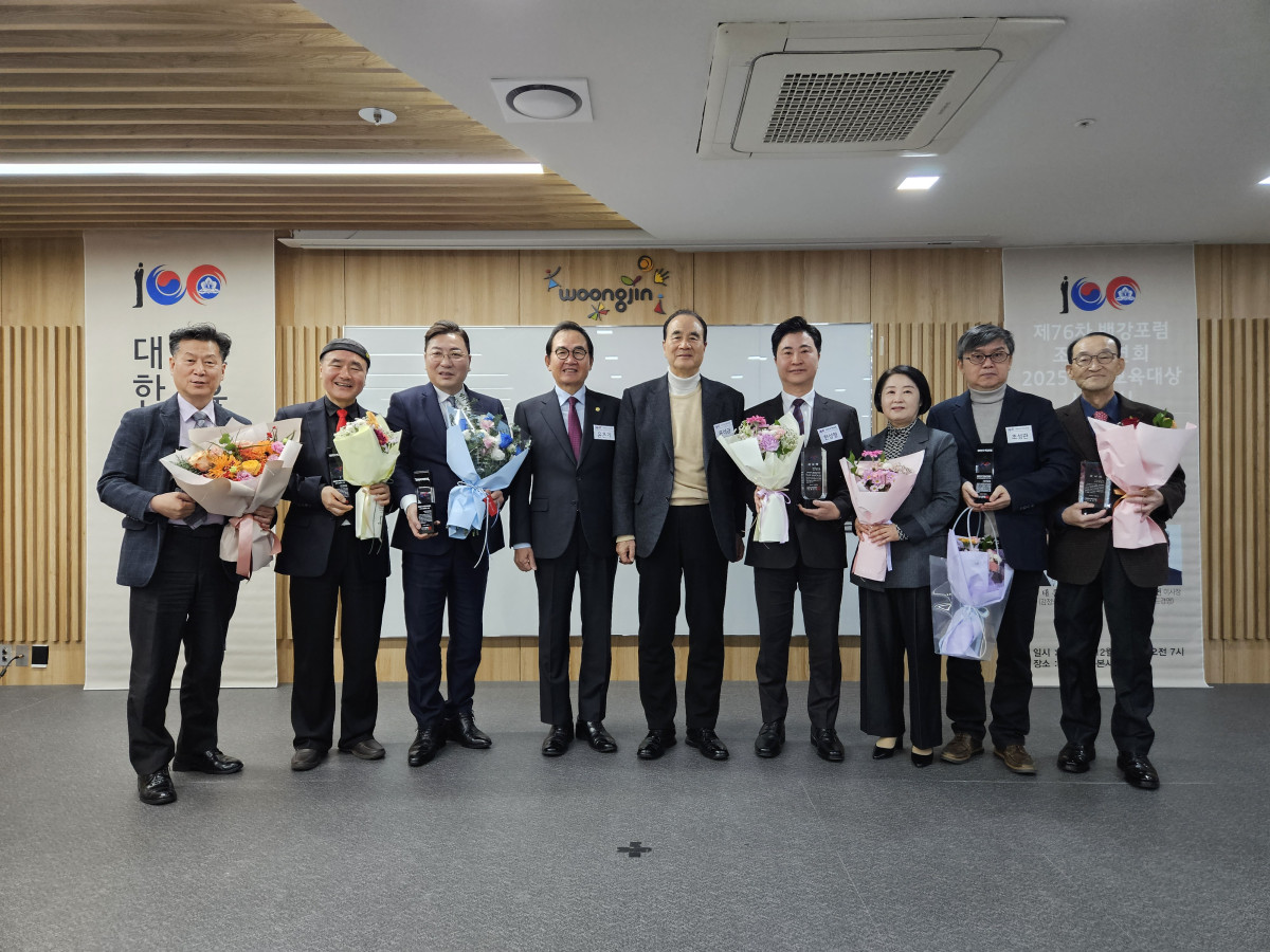 ▲왼쪽부터 최용균 비전경영연구소 소장, 김태흥 감정노동연구소 소장, 조세현 대한민국브랜드협회 이사장, 윤은기 대한민국 백강포럼 회장, 윤석금 웅진그룹 회장, 한상형 한국강사신문 대표, 윤영미 리더의 스피치 대표, 조성관 국제지니어스연구소 소장, 우원기 유토피아그룹 회장. (사진제공=백강포럼)