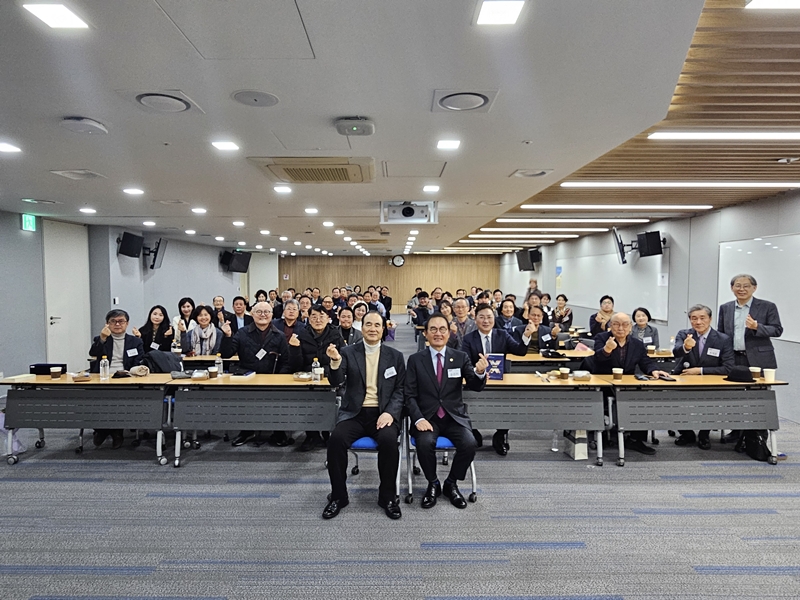 ▲맨 앞줄 왼쪽부터 윤석금 회장, 윤은기 회장이 대한민국 백강포럼 참석자들과 단체사진을 촬영하고 있다. (사진제공=백강포럼)