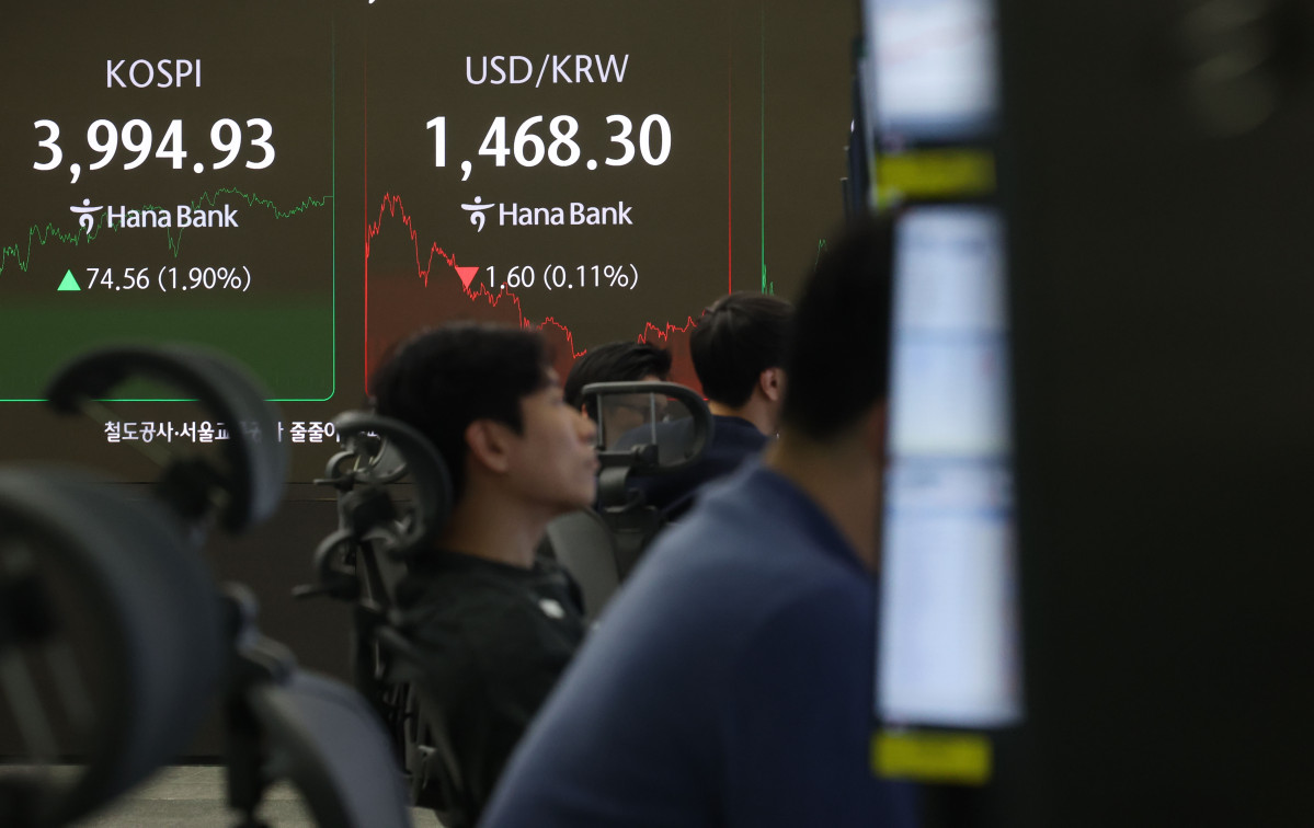 ▲2일 오후 서울 중구 하나은행 딜링룸에서 딜러들이 업무를 보고 있다. 사진=연합뉴스