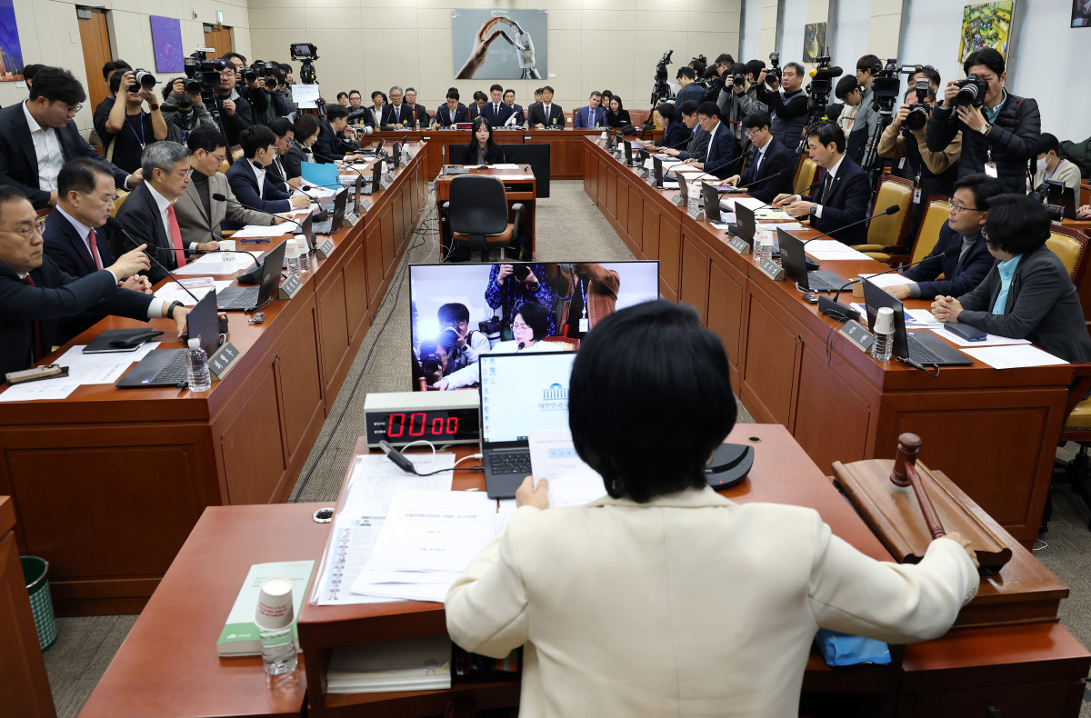 ▲2일 최민희 국회 과학기술정보방송통신위원장이 2일 서울 여의도 국회에서 열린 과학기술정보방송통신위원회의 쿠팡 개인정보 유출 사고 관련 현안질의에서 의사봉을 두드리고 있다. (연합뉴스)