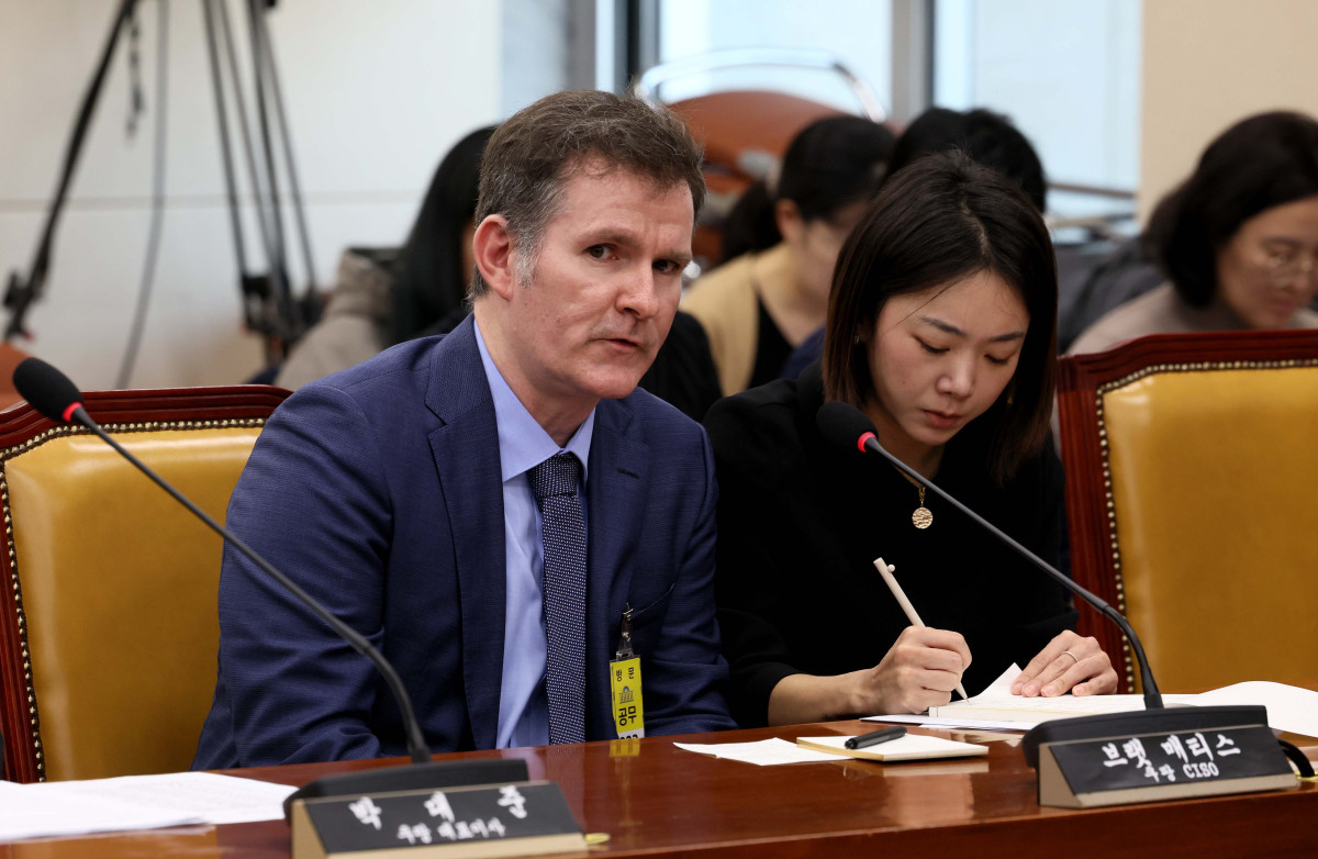 ▲브랫 매티스 쿠팡 최고정보보안책임자(CISO)가 2일 서울 여의도 국회에서 열린 과학기술정보방송통신위원회의 쿠팡 고객 개인정보 유출 사태 관련 긴급 현안질의에 출석해 의원 질의에 답하고 있다.  (신태현 기자 holjjak@)